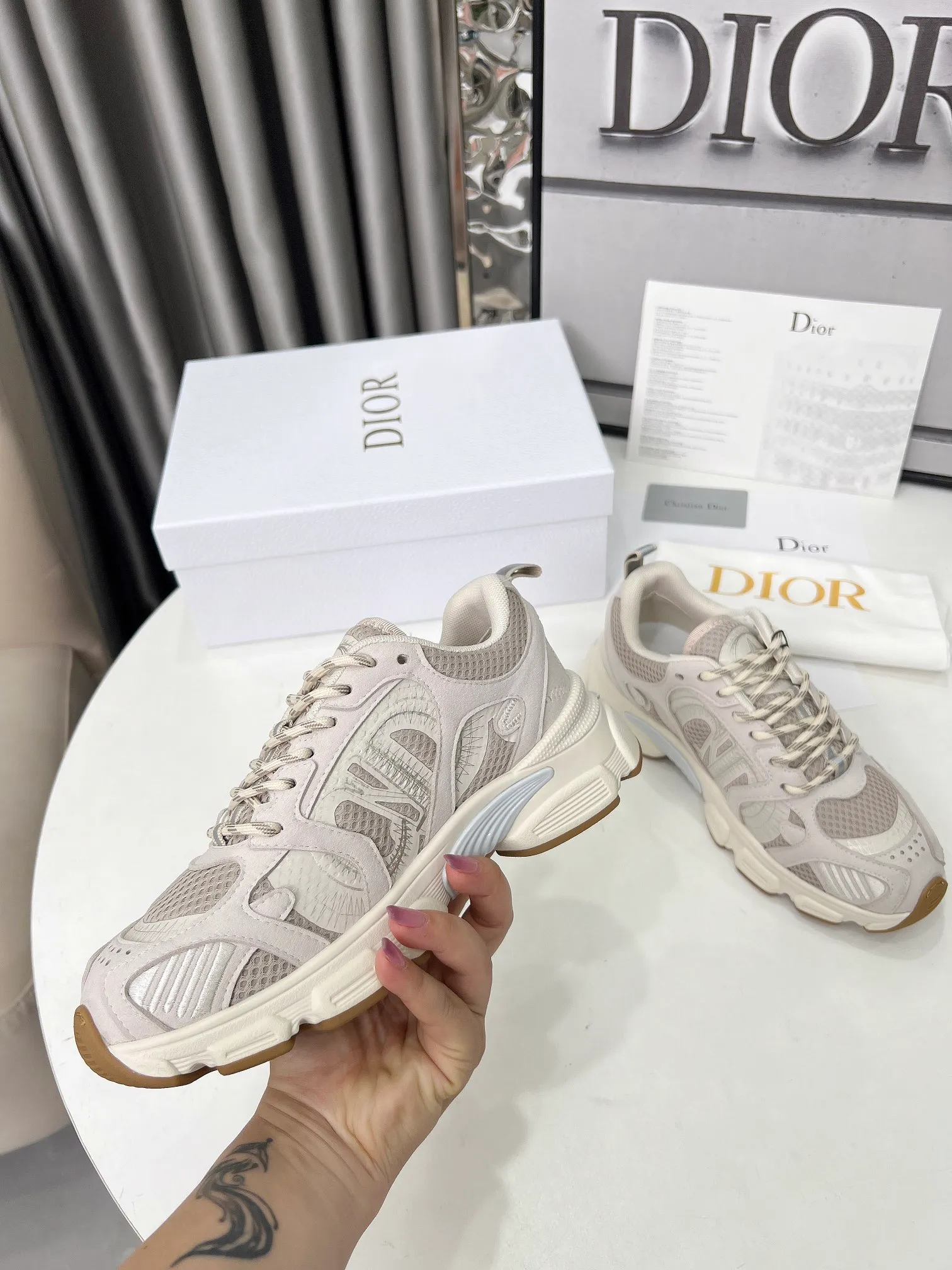 P560🐮🐮The official website of Dijia's new colors has been updated simultaneously [Celebration] This Dior Vibe sneaker incorporates Dior's high-end spirit and reinterprets classic running shoes. White mesh fabric features an Oblique print and is paired with laminated leather-effect panels in gold and silver tones for a contrasting look. It is further embellished with classic details such as 3D effect details, the lucky star symbol on the rear, and the logo on the tongue and rear pull tab. The lightweight sole is embellished with gray stars, complementing a variety of casual or elegant pieces for a modern look. Size: Women’s size 35-41 (35/42 can be customized) Men’s size 40-46 (39/46 can be customized)